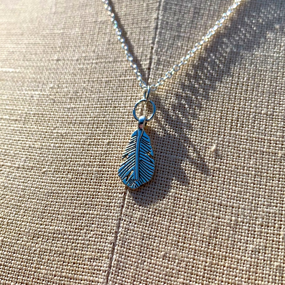 NWT Sterling Silver Plated Chain & Alloy Feather Charm Necklace
